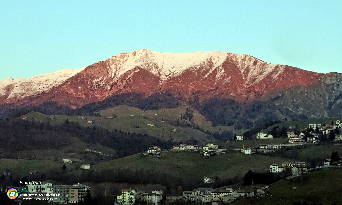 92 Bel tramonto in Cima Grem con Zambla Alta  in basso.JPG -                                